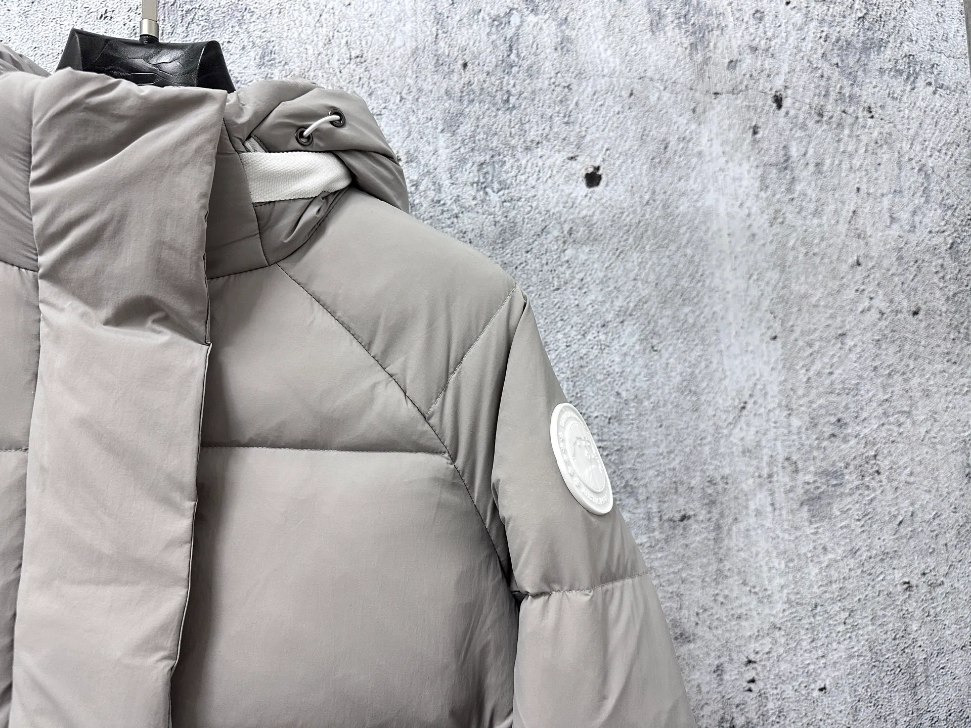 P740 【𝗖𝗔𝗡𝗔𝗗𝗔 𝗚𝗢𝗢𝗦𝗘】Capsule Series Macaron White Label Fabric: Made of soft EnduraLuxe fabric imported from DuPont, CORDURA, USA, which enhances the durability of easy-to-wear parts, is lightweight and durable; the liner is made of 400T anti-velvet gallbladder, which is comfortable, soft and non-velvet. : Equipped with a detachable hood, which can be adjusted in two directions, and is also filled with down, which brings greater softness and wrapping around the head and neck, and is full of warmth. This parka features white trim on the back and sides, and the hardware locks are all original and custom-made to match the muted fabric color. Goose label: The official website’s new series of silicone material labels, non-embroidery labels. Length: Fit hip-length. Size: XS-L